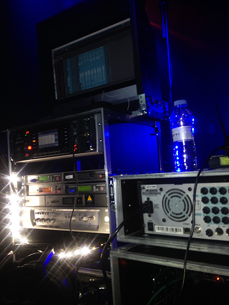 El control de monitores y el sistema de grabación de Iker.